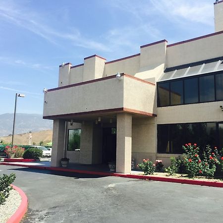 San Bernardino Inn & Suites מראה חיצוני תמונה