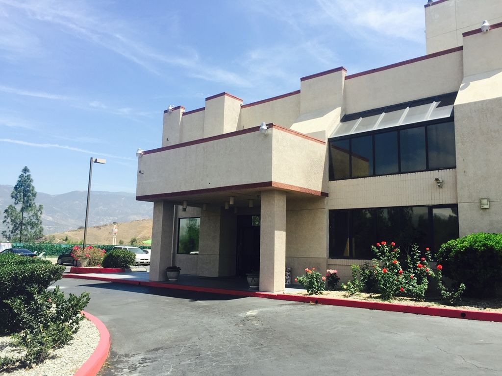 San Bernardino Inn & Suites מראה חיצוני תמונה