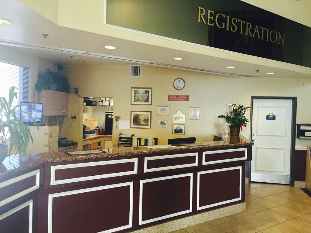 San Bernardino Inn & Suites מראה פנימי תמונה