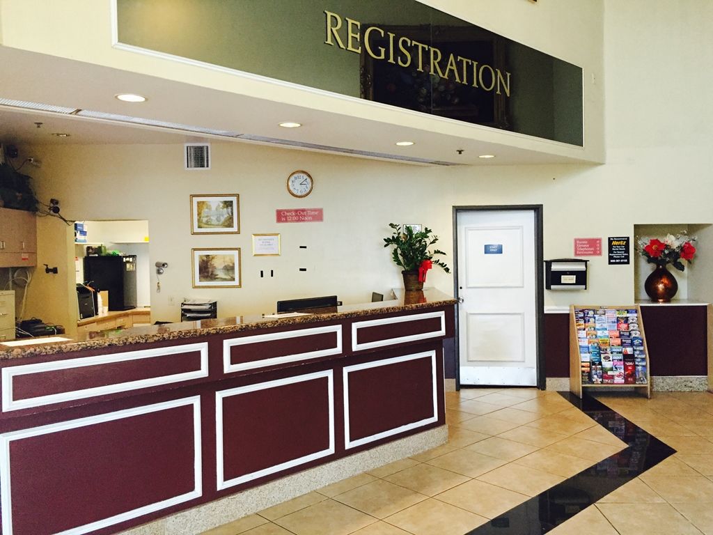 San Bernardino Inn & Suites מראה פנימי תמונה