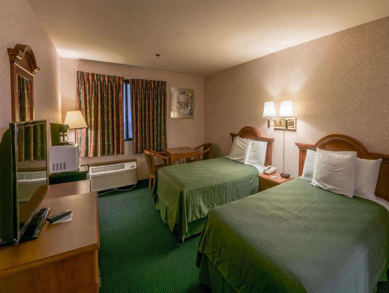 San Bernardino Inn & Suites מראה חיצוני תמונה
