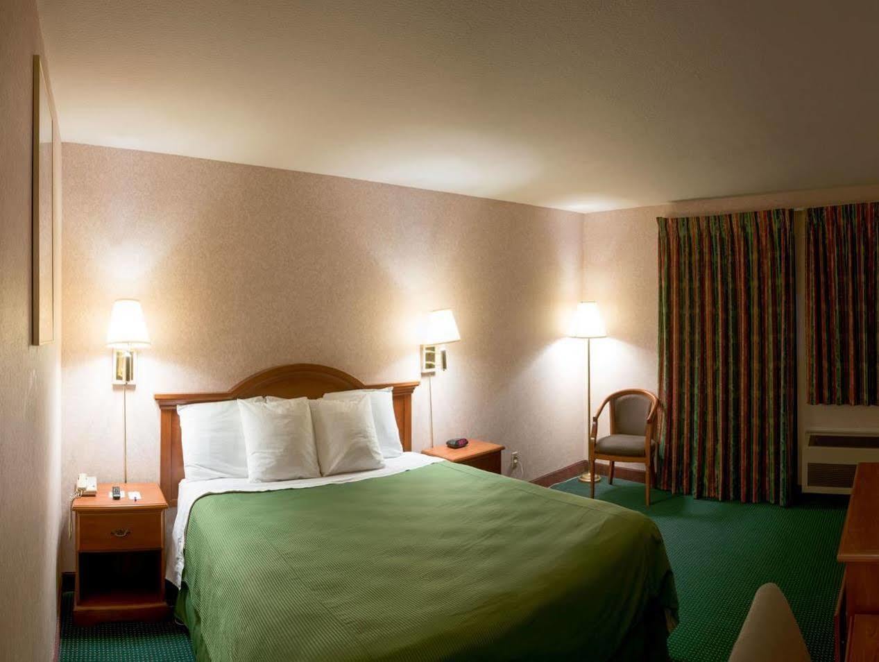 San Bernardino Inn & Suites מראה חיצוני תמונה