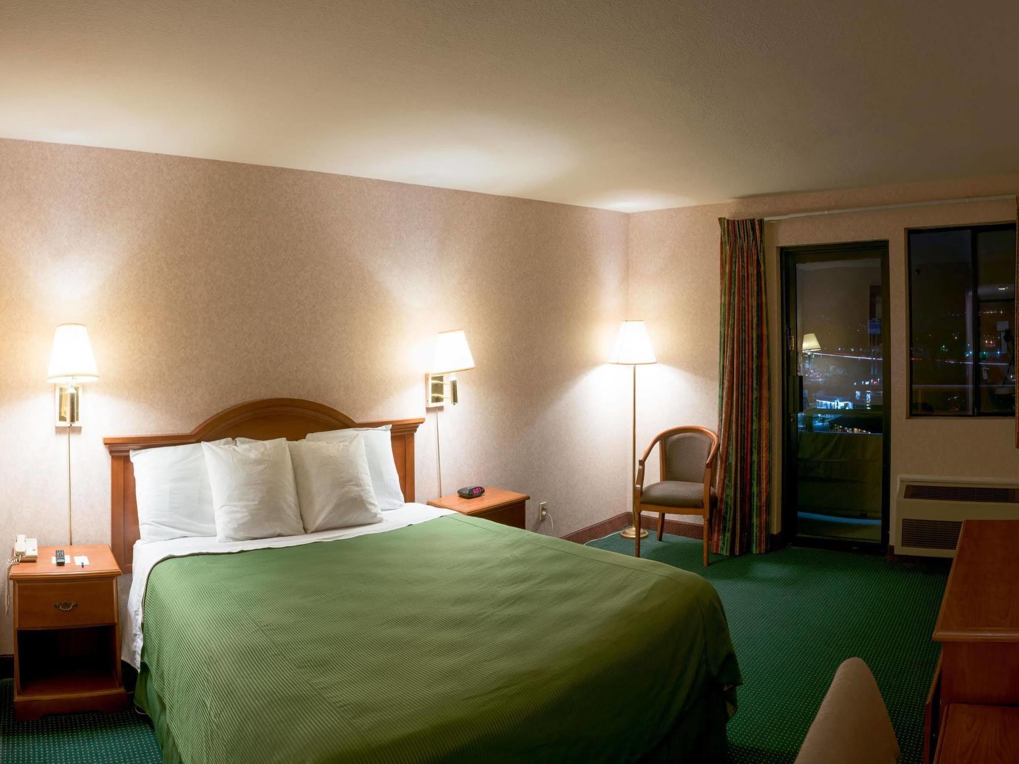 San Bernardino Inn & Suites מראה חיצוני תמונה